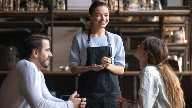 O que significa quando as pessoas ajudam o garçom a tirar os pratos da mesa?