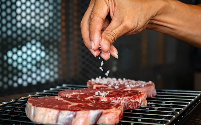 Misturar sal na carne antes de cozinhar faz diferença: como a química dos alimentos impacta sabor e textura