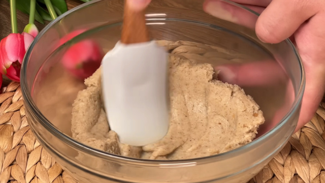 Depois que retire a massa da panela, acrescente os outros ingredientes e misture bem (Créditos: Reprodução / YouTube @Köstlich_mit_Eugene)