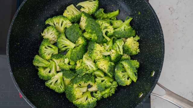 O passo simples que você sempre deve fazer com o brócolis antes de cozinhar, mas a maioria das pessoas não sabe