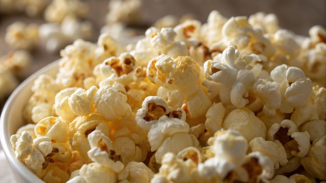 Nem óleo, nem manteiga: como fazer pipoca de cinema usando a técnica da água