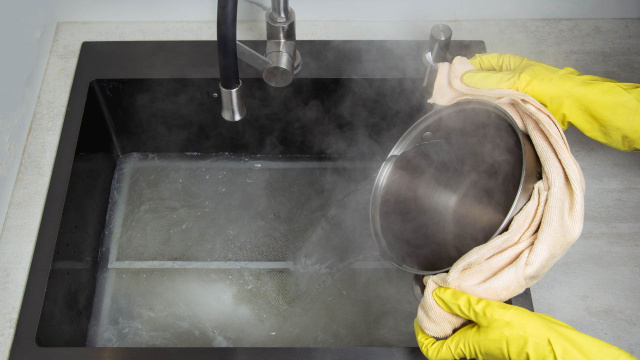 O barato que sai caro: por que despejar água quente no cano da pia pode causar um problemão