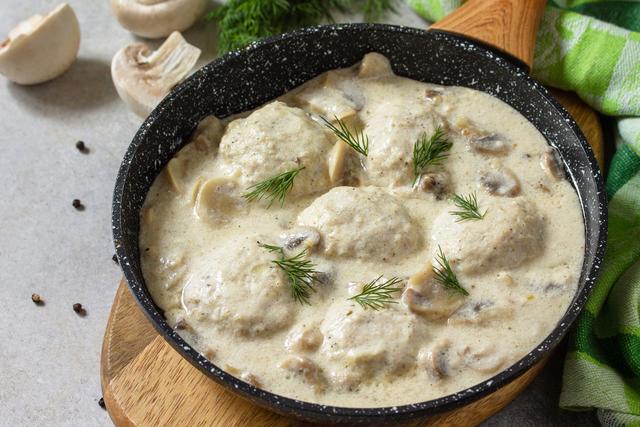 Frango cremoso rapidinho é uma delícia para o almoço de Páscoa (Créditos: Shutterstock)