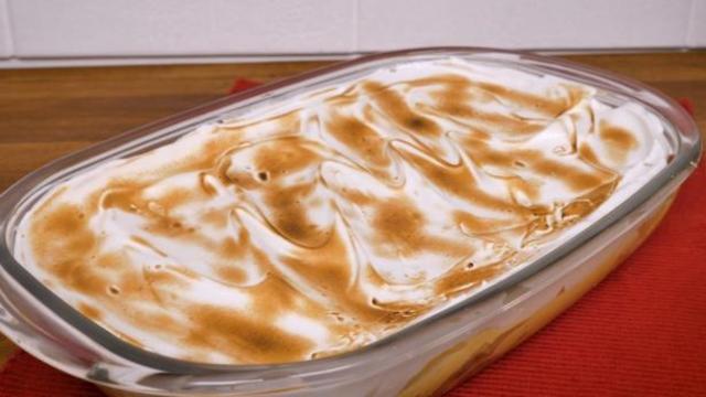 Faço essa sobremesa barata com abacaxi todo Natal e todo mundo sempre quer mais um pedaço