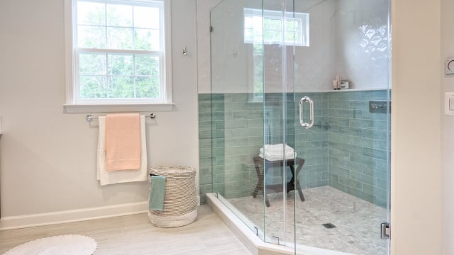 Esqueça o box de banheiro transparente: agora as casas modernas apostam nesse modelo sofisticado, com mais privacidade e ideal para ambientes pequenos