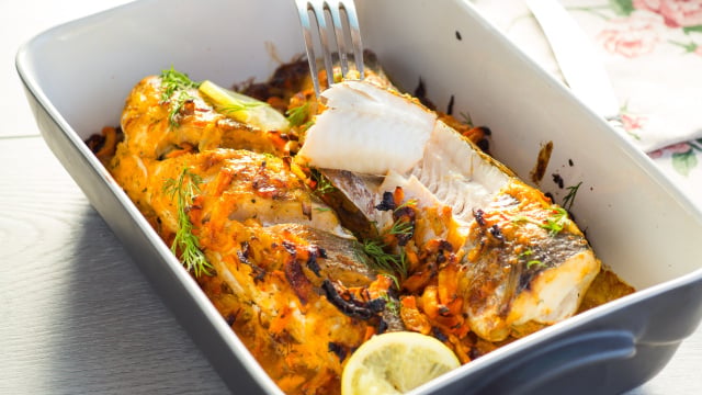 Cozinheiros concordam: para manter o peixe assado suculento, basta colocar um recipiente com água dentro do forno