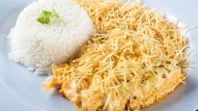 Receita de fricassê de frango saudável com poucas calorias que dá para encaixar em qualquer dieta de emagrecimento!