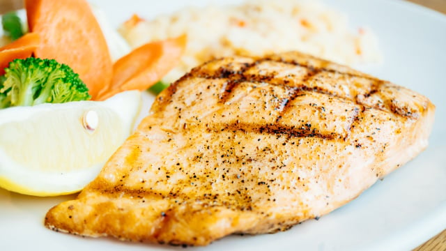 A tilápia é um peixe delicioso para fazer na frigideira (Créditos: Magnific)