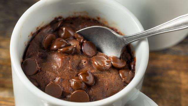 Brownie de caneca é um exemplo clássico de sobremesa prática (Créditos: Shutterstock)