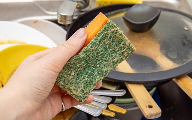 Adeus esponja suja, fedor na geladeira e borracha amarelada no tênis: 3 dicas simples que aprendi com a professora de química Fernanda Garcia