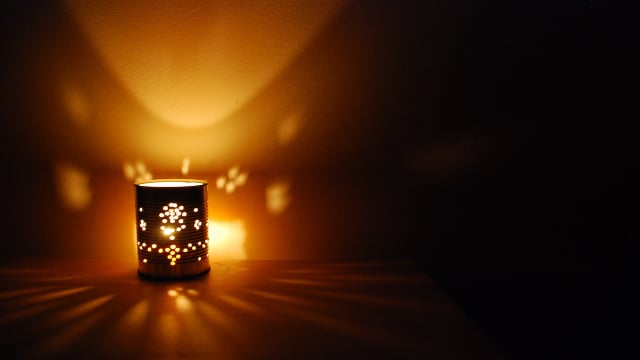 Em vez de jogar no lixo, transformei essa lata em um lindo abajur para decorar a minha casa