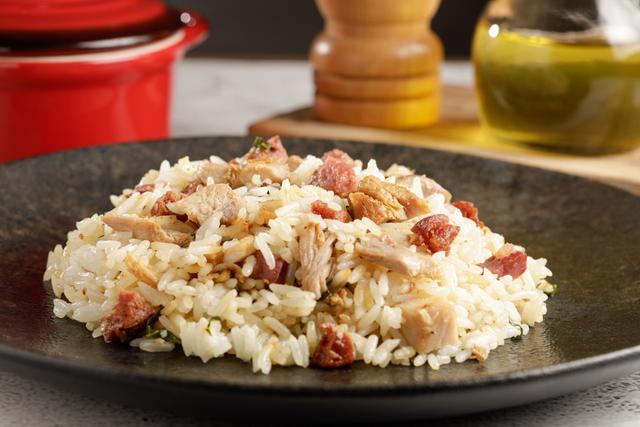 Como fazer arroz com bacon e frango desfiado em uma panela só