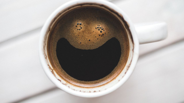 Beber café todos os dias realmente faz a pele envelhecer? Pesquisas revelam os efeitos da cafeína no combate ao envelhecimento