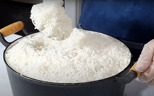 Aprendi como fazer um arroz branquinho e soltinho em grande quantidade igual de restaurante (e o arroz ainda rende 3 vezes mais!)