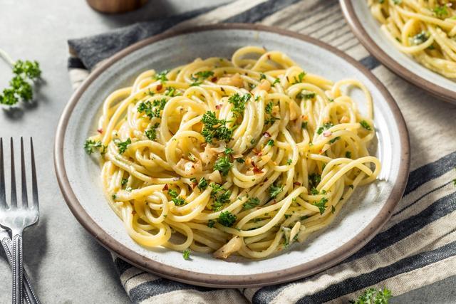 Macarrão simples com cara de prato de restaurante: receita é tão fácil e saborosa que você vai querer comer todos os dias