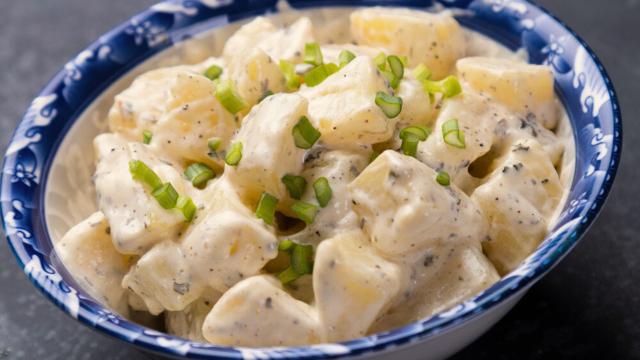 "É seguro deixar fora da geladeira por...": esse é o tempo que a salada de batata pode ficar em temperatura ambiente, de acordo com um cientista de alimentos (é menos tempo do que você pensa!)
