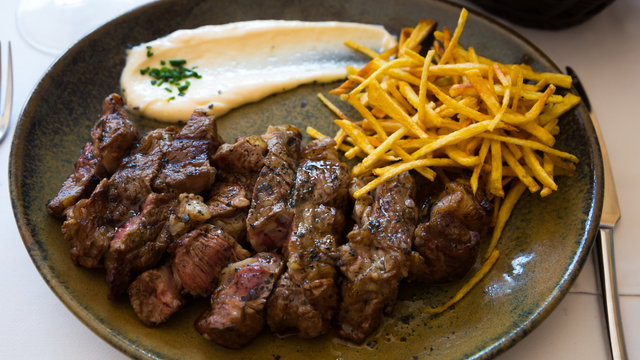 O restaurante que serve um único prato e não aceita reservas faz pessoas esperarem horas na fila