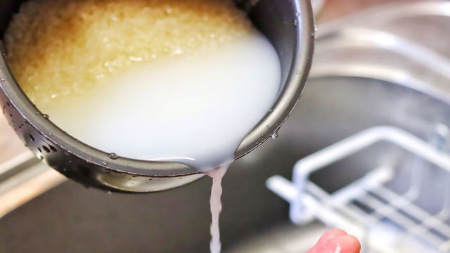 Os grãos de arroz devem ser lavado várias vezes, até que a água fique totalmente transparente (Créditos: Shutterstock)