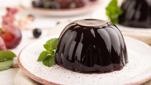 Ouro da juventude: como fazer uma gelatina de uva para produzir colágeno de forma natural (e ainda comer uma deliciosa sobremesa!)