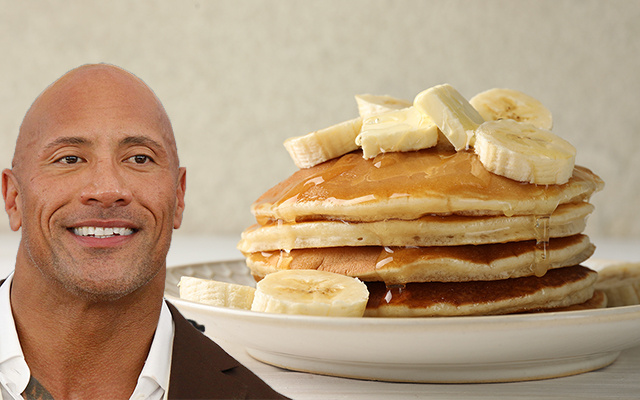 A panqueca de coco e banana de Dwayne "The Rock" Johnson que você precisa experimentar no seu próximo café da manhã (não amasse as bananas!)