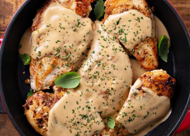 Peito de frango ao molho branco: aprenda a receita rápida e barata que vai deixar todo mundo apaixonado!
