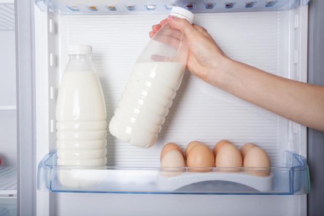 É preciso saber onde guardar o leite na geladeira para não prejudicar a saúde, segundo especialistas