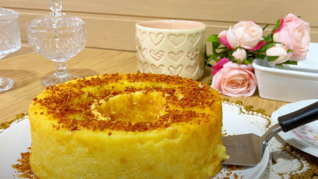 Bolo cremoso de coco de liquidificador: receita sem trigo vai muito bem com o cafezinho da tarde