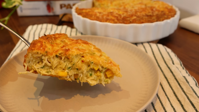 Torta de frango sem farinha de trigo com recheio suculento é prático e saboroso e até quem tem intolerância a glúten pode comer