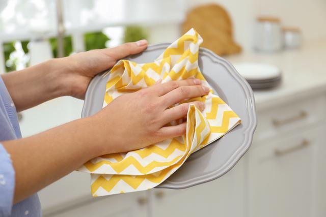 Esse é o certo: de quanto em quanto tempo devo trocar o pano de prato da cozinha?