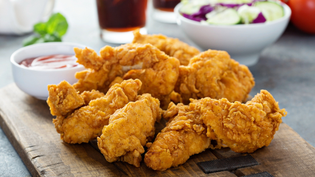 Empanar o frango duas vezes é um dos truques para conseguir uma crosta mais resistente e crocante. (créditos: Shutterstock)