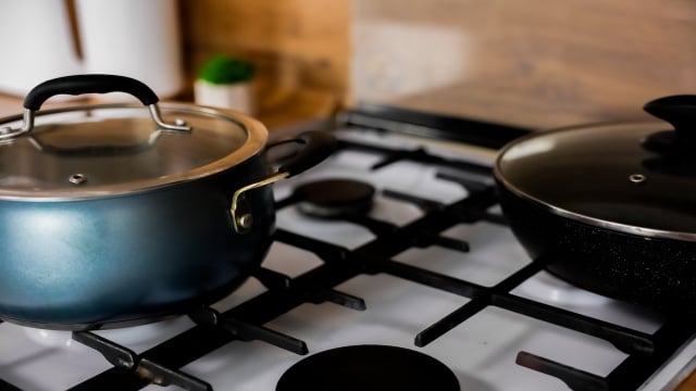 Este hábito comum depois do almoço pode colocar a comida em risco: saiba por que ela não deve ficar fora da geladeira