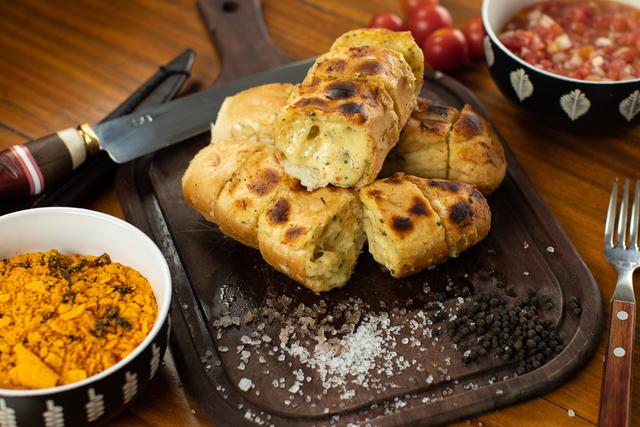 Pão de alho na airfryer: dá para usar o que vem pronto do mercado ou criar o seu pão de alho caseiro do zero. (Crédito: Shutterstock)