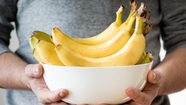 Algumas pessoas podem ter restrição no consumo de banana e devem consultar um médico ou nutricionista antes de incluí-la na dieta (Créditos: Shutterstock)