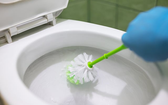Como limpar manchas difíceis no vaso sanitário? Aqui estão alguns métodos caseiros que você pode usar