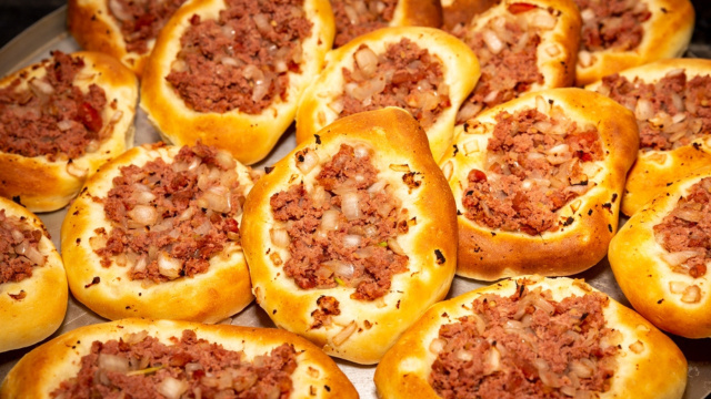 Não existe massa de esfirra mais fácil do que essa; foi um amigo árabe quem me ensinou essa maravilha