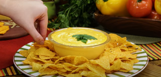 Nacho com molho cheddar. (créditos: TudoGostoso/YouTube) 