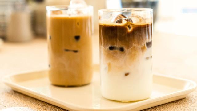 Como fazer café gelado do jeito certo para não ficar aguado: o segredo dos baristas está na ordem dos ingredientes