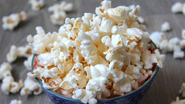 Uma pipoquinha para acompanhar as emoções do capítulo final da novela! (Créditos: Shutterstock)