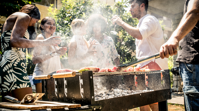 Ninguém merece ter que lidar com fumaça no churrasco, né? (Créditos: Canva)