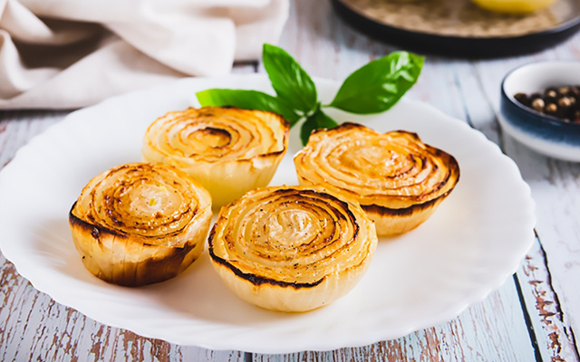 Você nunca comeu uma cebola preparada desse jeito: manteiga, água e mel, direto ao forno!