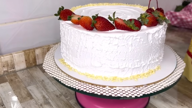 Bolo recheado decorado com chantilly, frutas frescas e granulado de chocolate branco. (créditos: créditos: reprodução/Youtube Bruna e você na confeitaria)