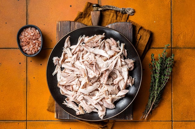 O frango desfiado que sempre faço pra semana: aprendi o passo a passo com uma nutricionista e agora sempre tenho pronto na geladeira e no freezer