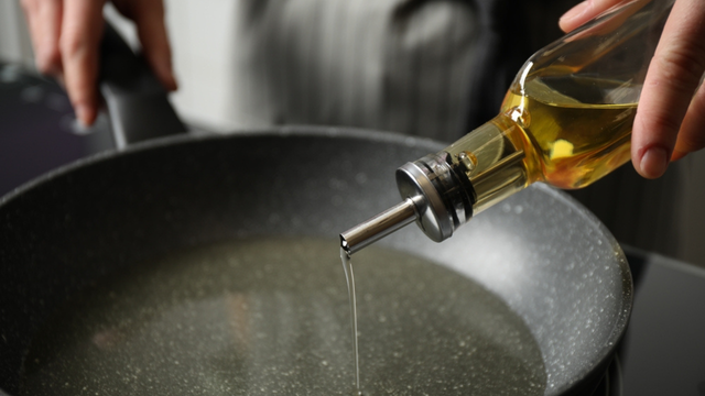 Devo usar azeite para fritar? Como fazer escolhas certas e mais saudáveis na hora de cozinhar