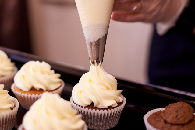 Chantilly de coco vegano de 3 ingredientes é a receita perfeita pra cobrir o bolo ou usar no café