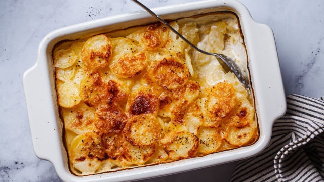 Preparo da batata gratinada é feito diretamente na travessa que vai para o forno, o que simplifica o processo (Créditos: Shutterstock)
