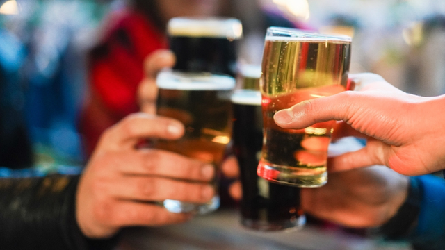 Qual bebida alcoólica dá mais ressaca? Nutricionista explica como a cor da bebida influencia no efeito do álcool