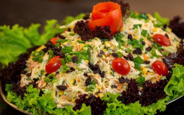 Salada de maionese com frango: um jeito muito simples de incrementar o seu acompanhamento.