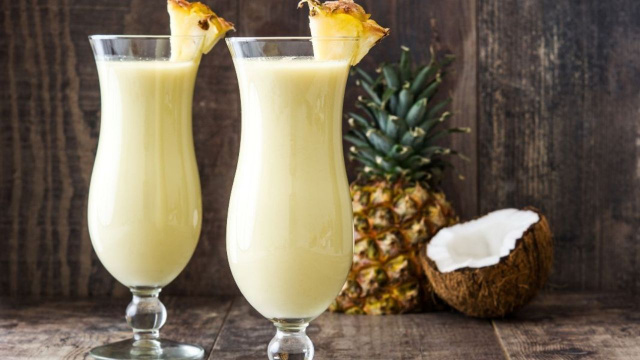 Pina colada de coco e abacaxi em copos para drink decorados com pedaços de abacaxi (Créditos: Shutterstock)