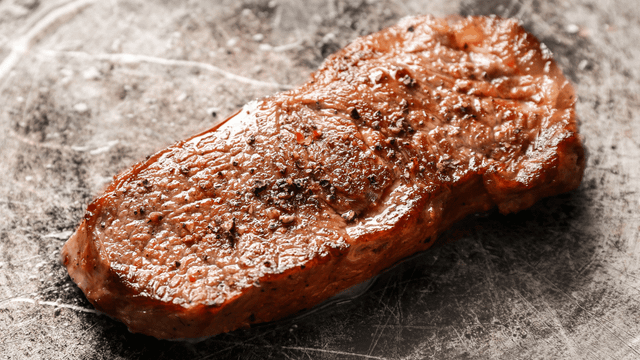 Pequenos ajustes no preparo fazem o bife de frigideira ganhar sabor e textura de restaurante. (Foto: Shutterstock)