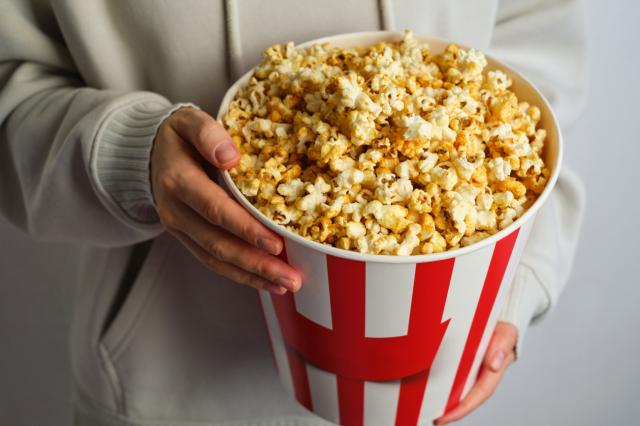 Benefícios da pipoca no lanche: o que acontece com o seu corpo se você comer do jeito certo